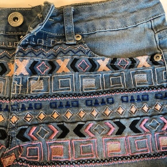 Seductions FD Denim Embroidered Shorts EUC - Picture 9 of 10